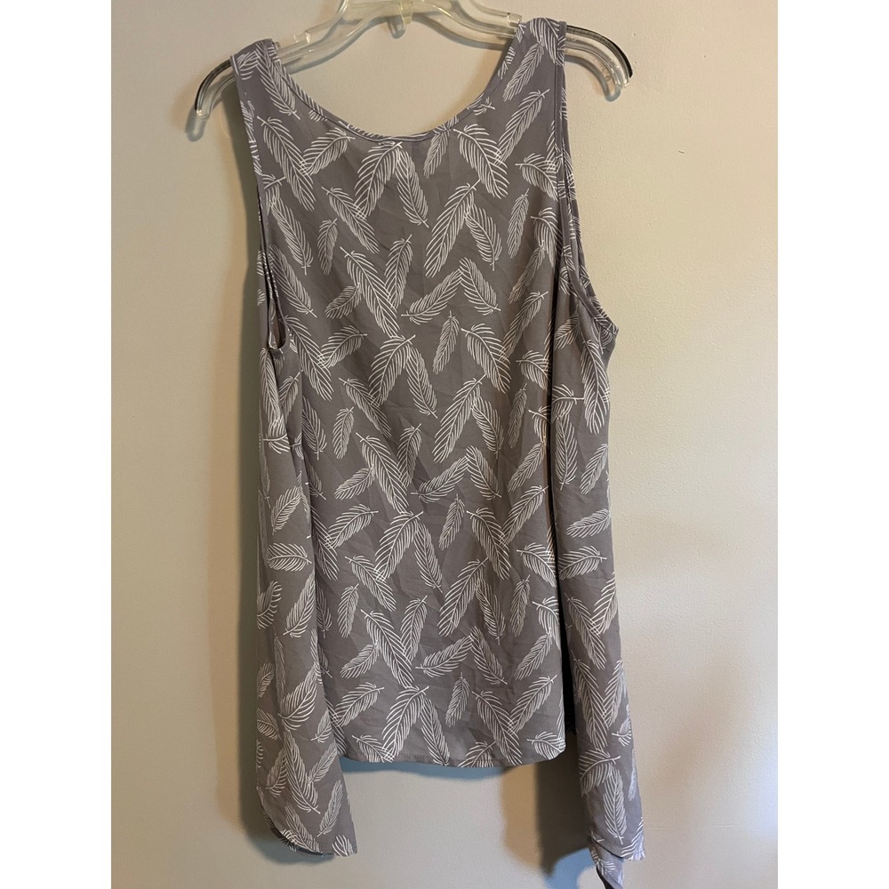 Torrid Gray Feather Print Sharkbite Hem Tank Top Blouse Size 0 Large 12 - Picture 3 of 6